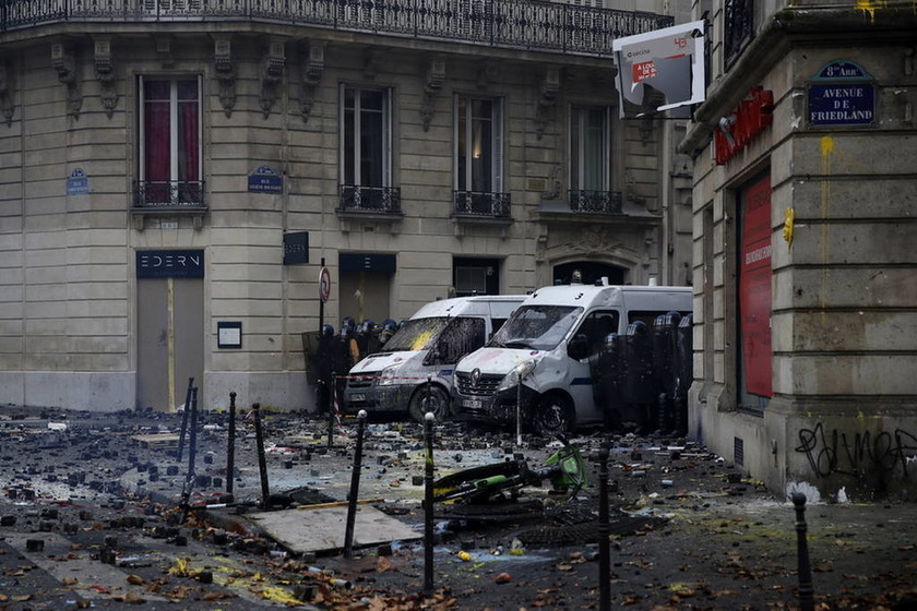 Κρίση στη Γαλλία: Έκτακτη σύσκεψη συγκαλεί ο Μακρόν μετά τα βίαια επεισόδια στο Παρίσι (pics&vids)