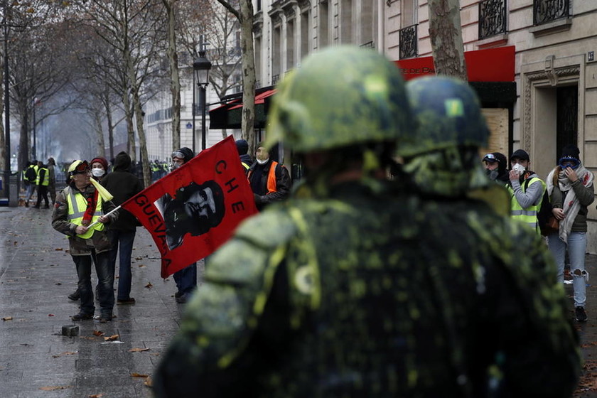 Κρίση στη Γαλλία: Έκτακτη σύσκεψη συγκαλεί ο Μακρόν μετά τα βίαια επεισόδια στο Παρίσι (pics&vids)