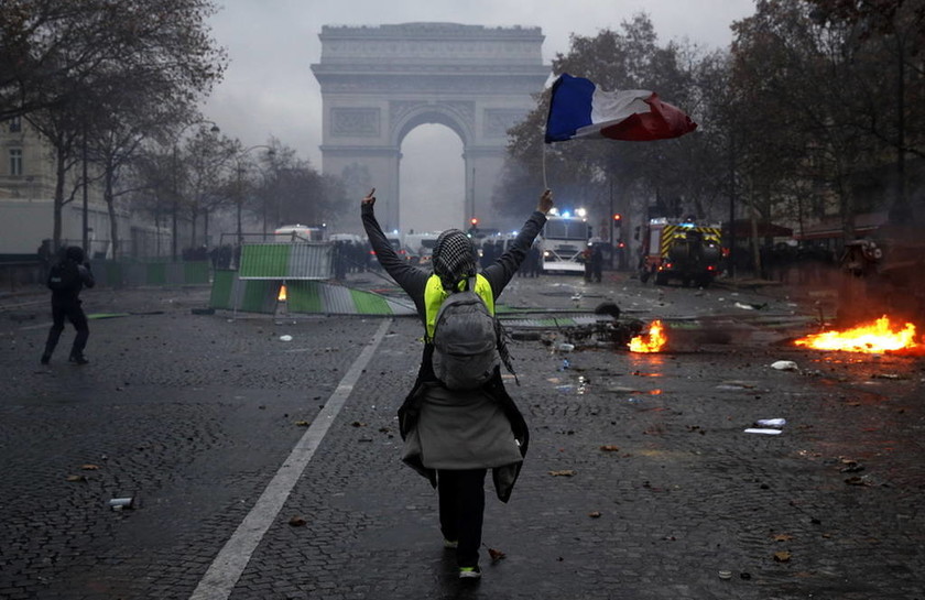 «Κίτρινα γιλέκα»: Ο Μακρόν αναζητά λύση στο χάος - «Ματωμένη» πόλη το Παρίσι (pics&vids)
