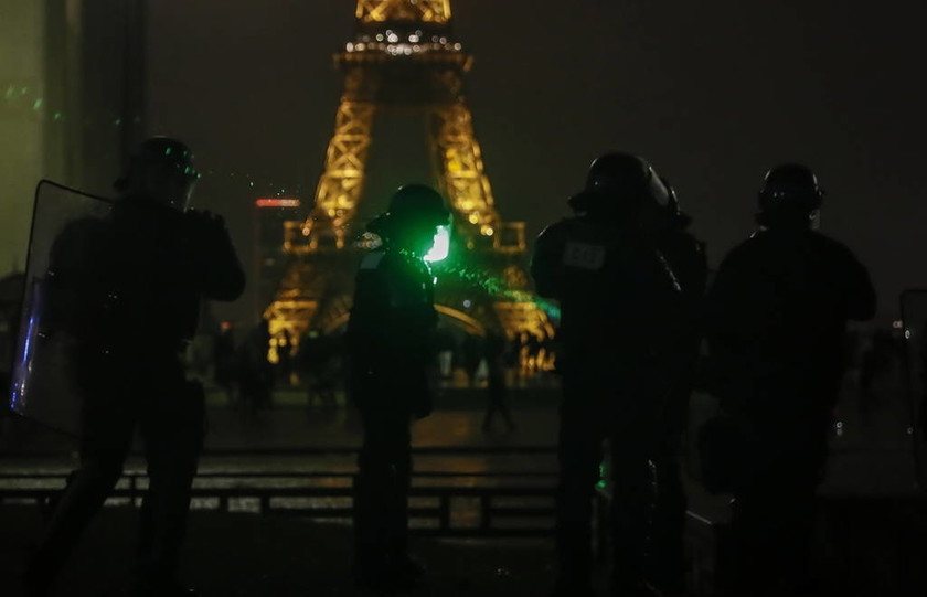«Κίτρινα γιλέκα»: Ο Μακρόν αναζητά λύση στο χάος - «Ματωμένη» πόλη το Παρίσι (pics&vids)
