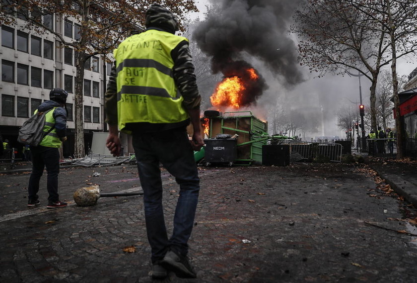 Το Παρίσι στις «φλόγες»: Τι είναι τα «κίτρινα γιλέκα» και γιατί εξεγέρθηκαν κατά του Μακρόν (Pics)