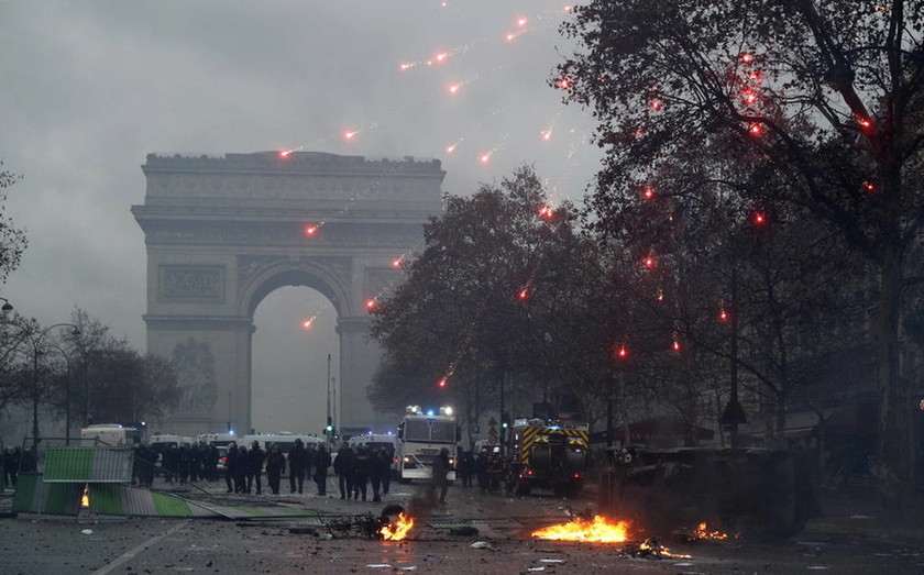 Το Παρίσι στις «φλόγες»: Τι είναι τα «κίτρινα γιλέκα» και γιατί εξεγέρθηκαν κατά του Μακρόν (Pics)