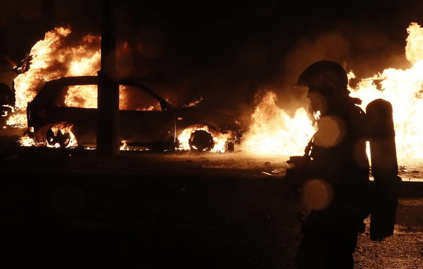 «Φωτιά» στην οργή των διαδηλωτών βάζει ο Μακρόν: Υπόσχεται δίκες με συνοπτικές διαδικασίες (Pics)