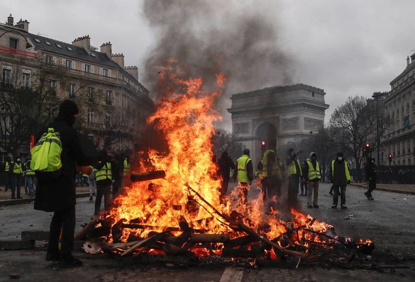 «Φωτιά» στην οργή των διαδηλωτών βάζει ο Μακρόν: Υπόσχεται δίκες με συνοπτικές διαδικασίες (Pics)