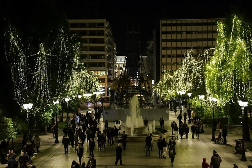 Χριστούγεννα 2018: Η Αθήνα «φόρεσε» τα γιορτινά της! (pics)