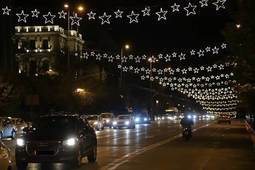 Χριστούγεννα 2018: Η Αθήνα «φόρεσε» τα γιορτινά της! (pics)
