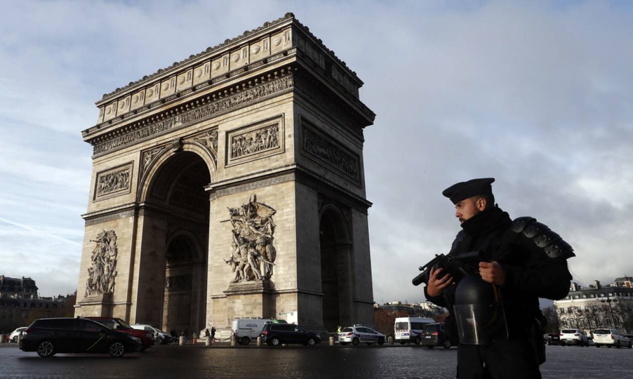 Γαλλία: Εκατοντάδες συλλήψεις για τα «κίτρινα γιλέκα» - Υποσχέσεις για μείωση φόρων