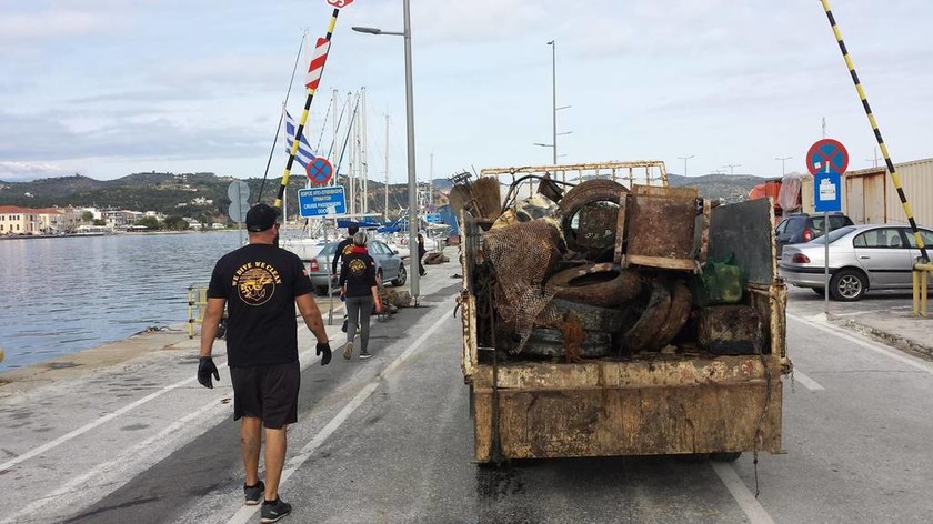 Απίστευτες εικόνες από τον καθαρισμό του βυθού στο λιμάνι του Γυθείου (pics)