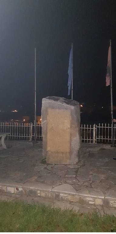 Ούτε ιερό ούτε όσιο: Αλβανοί εθνικιστές κατέστρεψαν μνημείο ήρωα και κατέβασαν την ελληνική σημαία