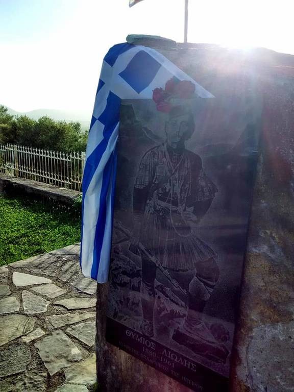Ούτε ιερό ούτε όσιο: Αλβανοί εθνικιστές κατέστρεψαν μνημείο ήρωα και κατέβασαν την ελληνική σημαία