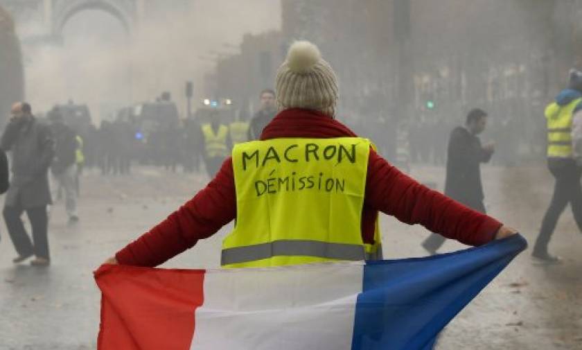 Γαλλία: Τα «Κίτρινα Γιλέκα» βυθίζουν την δημοτικότητα του Μακρόν