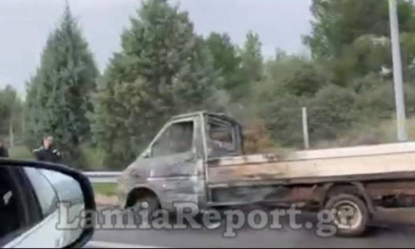 Συναγερμός στην εθνική οδό - Πήρε φωτιά φορτηγάκι (vid)