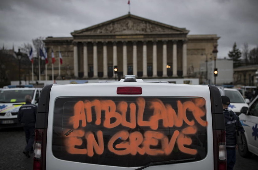 Εκτός ελέγχου η κατάσταση στη Γαλλία: Η εξέγερση των «κίτρινων γιλέκων» εξαπλώνεται στα σχολεία