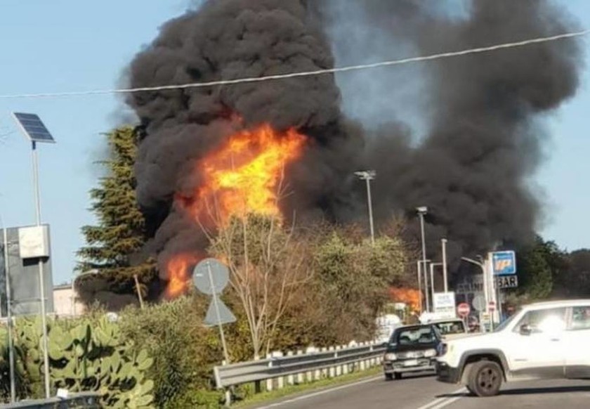 Ανείπωτη οδύνη στην Ιταλία: Ισχυρή έκρηξη σε βενζινάδικο με δύο νεκρούς - Δείτε βίντεο-ντοκουμέντο