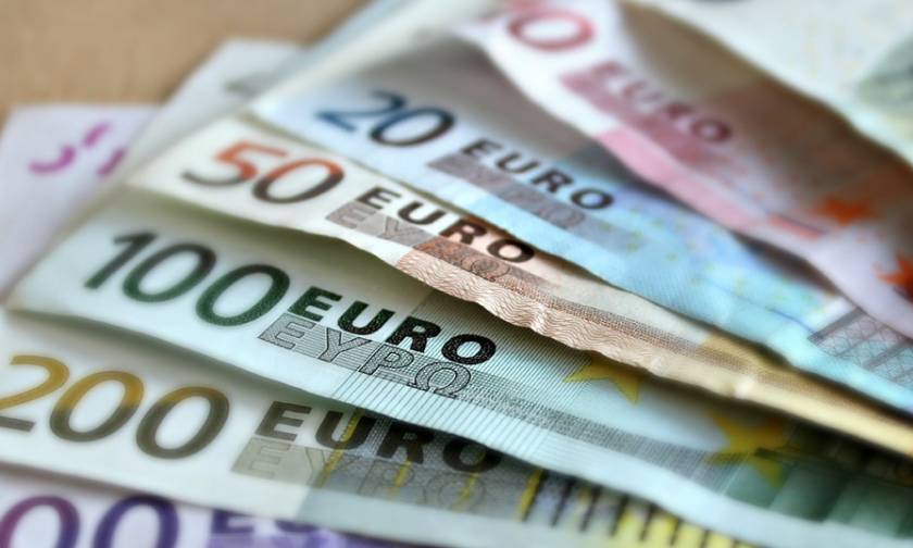 «Μοιράζει» χιλιάδες ευρώ η κυβέρνηση - Πότε και σε ποιους (ΛΙΣΤΑ)