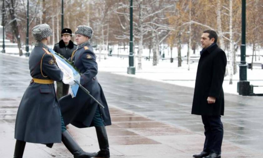 Στην παγωμένη Ρωσία ο Τσίπρας: Το μπλε φουλάρι και οι συναντήσεις με Μεντβέντεφ και Πούτιν