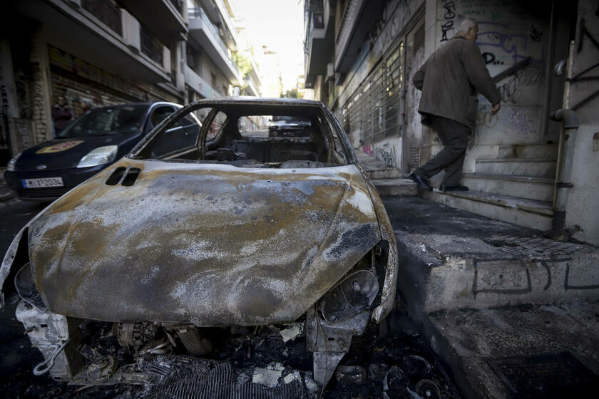 Βομβαρδισμένο τοπίο τα Εξάρχεια: Καμένα αυτοκίνητα και μπαλκόνια μετά τα επεισόδια (pics)