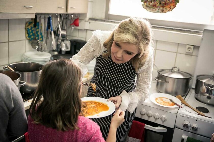 Η Μαριάννα Βαρδινογιάννη μαγείρεψε μαζί με παιδιά άπορων οικογενειών (pics) 