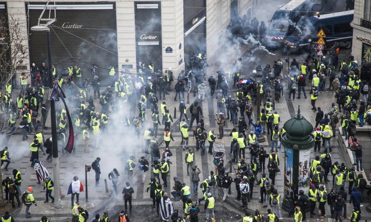 «Κόλαση» στο Παρίσι: Επεισόδια και χημικά στη διαδήλωση των «κίτρινων γιλέκων» (pics+vids)