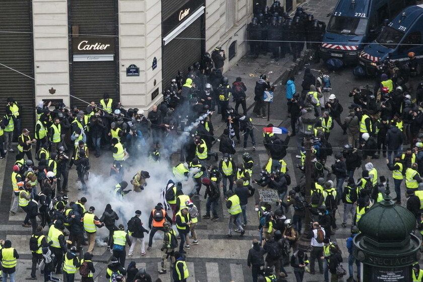 «Κόλαση» στο Παρίσι: Επεισόδια και χημικά στη διαδήλωση των «κίτρινων γιλέκων» - Δείτε LIVE