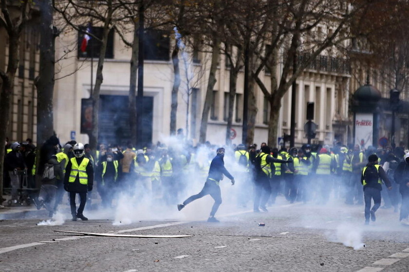 «Κόλαση» στο Παρίσι: Επεισόδια και χημικά στη διαδήλωση των «κίτρινων γιλέκων» - Δείτε LIVE