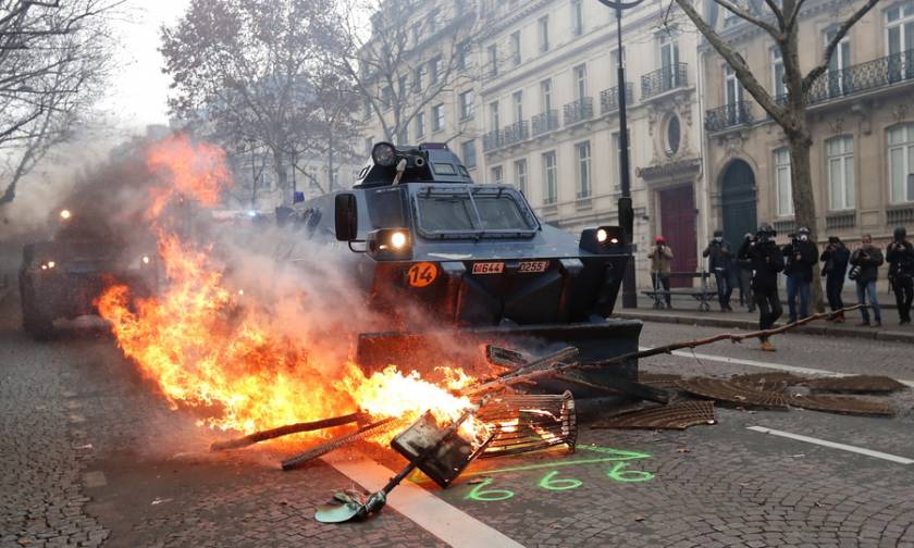 Κίτρινα γιλέκα: «Πόλεμος» στο Παρίσι - Άρματα, χημικά και εκατοντάδες συλλήψεις (pics+vids)