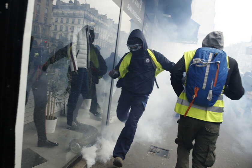 Κίτρινα γιλέκα: «Πόλεμος» στο Παρίσι - Συγκρούσεις, χημικά και εκατοντάδες συλλήψεις (pics+vids)