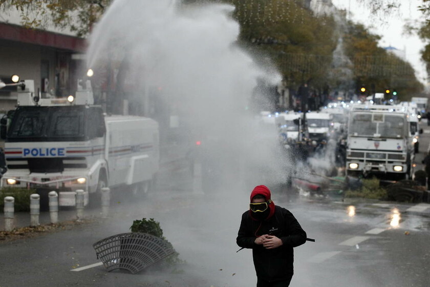 Κίτρινα γιλέκα: «Πόλεμος» στο Παρίσι - Συγκρούσεις, χημικά και εκατοντάδες συλλήψεις (pics+vids)