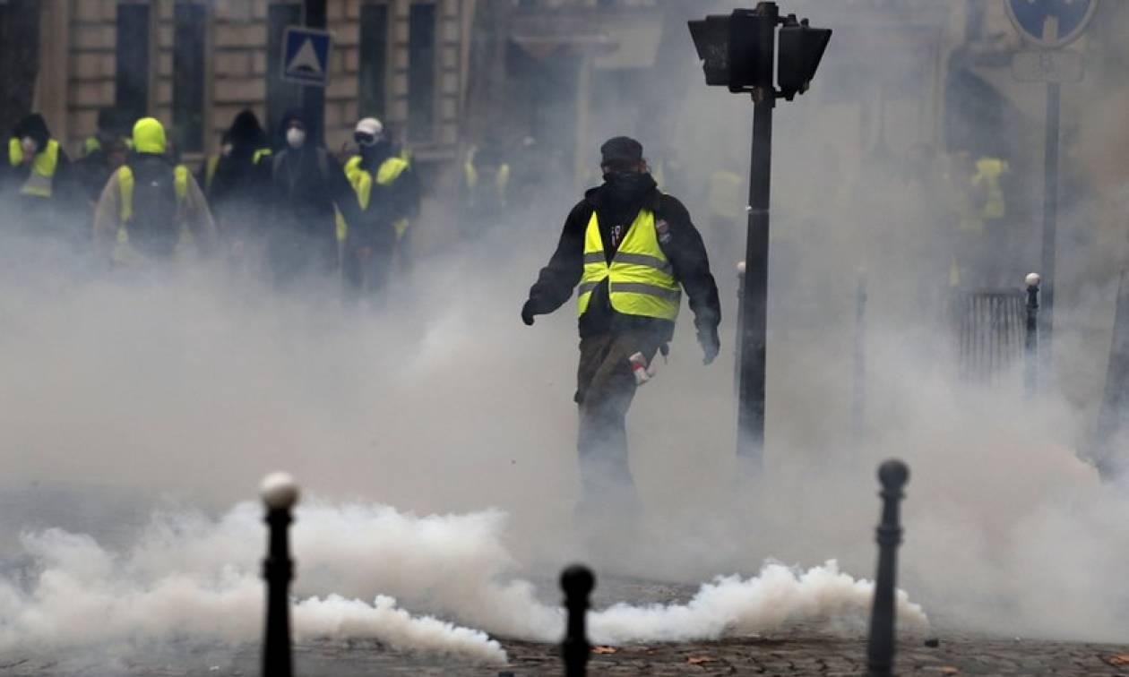 Η μάχη του Παρισιού: Αστυνομικός πυροβόλησε φωτορεπόρτερ – Εμπόλεμη ζώνη η «πόλη του φωτός»