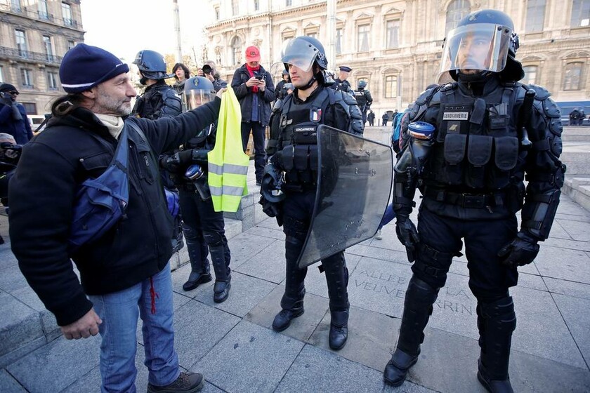 Κίτρινα γιλέκα - Εμπόλεμη ζώνη το Παρίσι: Περισσότεροι από 100 οι τραυματίες από την αστυνομική βία