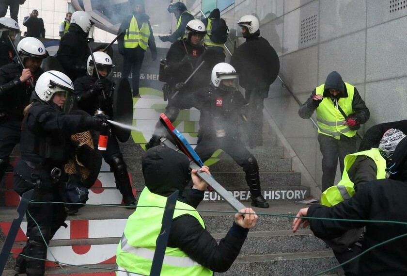 Κίτρινα γιλέκα - Εμπόλεμη ζώνη το Παρίσι: Περισσότεροι από 100 οι τραυματίες από την αστυνομική βία