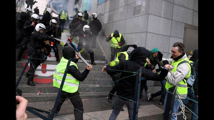 Ο «πυρετός» των «κίτρινων γιλέκων» χτυπά τις Βρυξέλλες: Περισσότερες από 400 συλλήψεις διαδηλωτών
