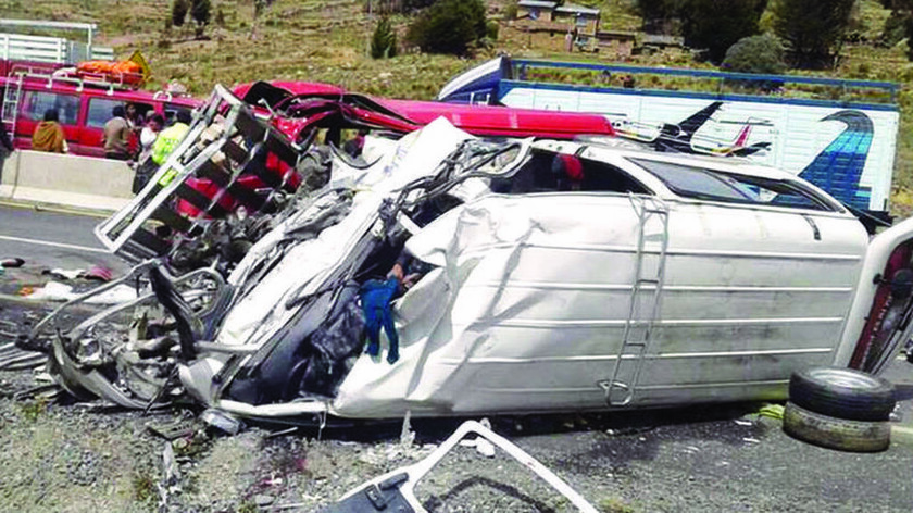 Τραγωδία στη Βολιβία: Δεκαεπτά νεκροί σε σύγκρουση λεωφορείων (ΠΡΟΣΟΧΗ! ΣΚΛΗΡΕΣ ΕΙΚΟΝΕΣ)