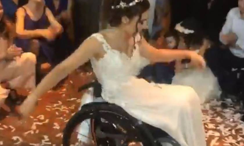 Ελληνίδα νύφη χόρεψε το πιο συγκινητικό ζεϊμπέκικο που έχετε δει