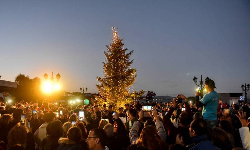 Χριστούγεννα 2018: Φωταγωγήθηκε το χριστουγεννιάτικο δέντρο στο Μάτι