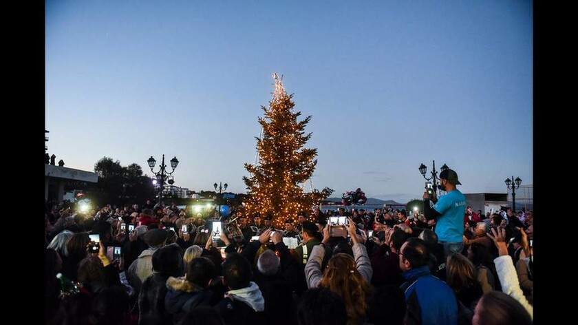 Χριστούγεννα 2018: Φωταγωγήθηκε χριστουγεννιάτικο δέντρο στο Μάτι 