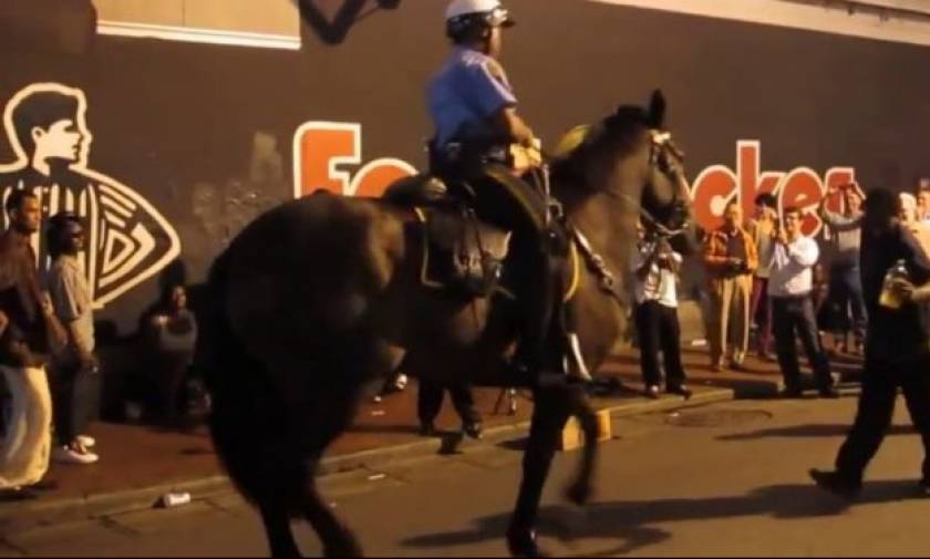 Αστυνομικός «πέφτει» πάνω σε μια μπάντα και η αντίδραση του αλόγου είναι επική!