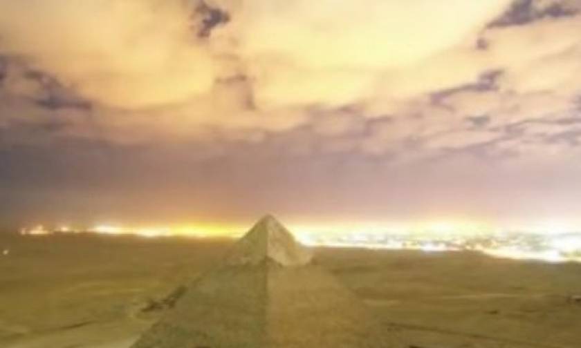 Απίστευτο: Σκαρφάλωσαν γυμνοί την Πυραμίδα του Χέοπα για να… ερωτοτροπήσουν!