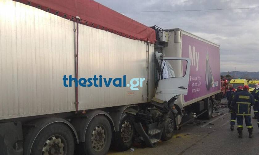 Σφοδρή σύγκρουση φορτηγών στα διόδια Ωραιοκάστρου: Ένας νεκρός (pics)