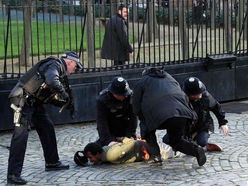 Συναγερμός για τρομοκρατική επίθεση στην Αγγλία: Εισβολή υπόπτου στο βρετανικό κοινοβούλιο (Pics)