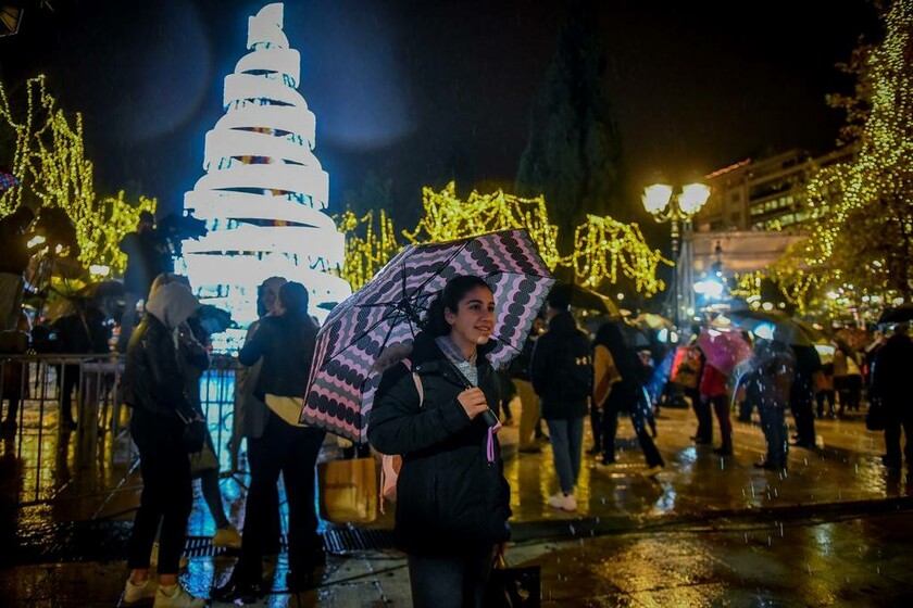 Η στολισμένη Αθήνα είναι ακόμα πιο όμορφη: Φωταγωγήθηκε το χριστουγεννιάτικο δέντρο στο Σύνταγμα