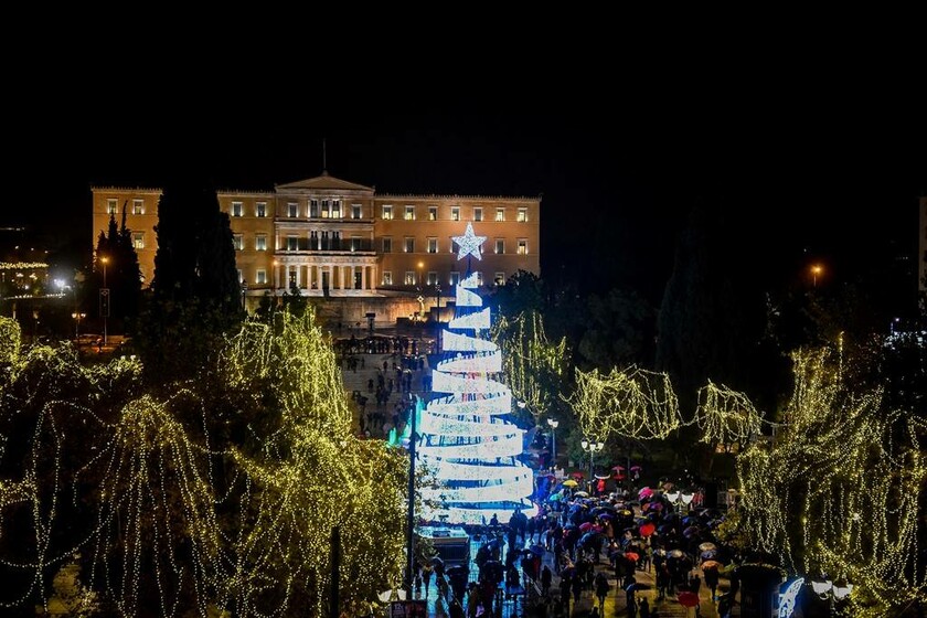 Η στολισμένη Αθήνα είναι ακόμα πιο όμορφη: Φωταγωγήθηκε το χριστουγεννιάτικο δέντρο στο Σύνταγμα