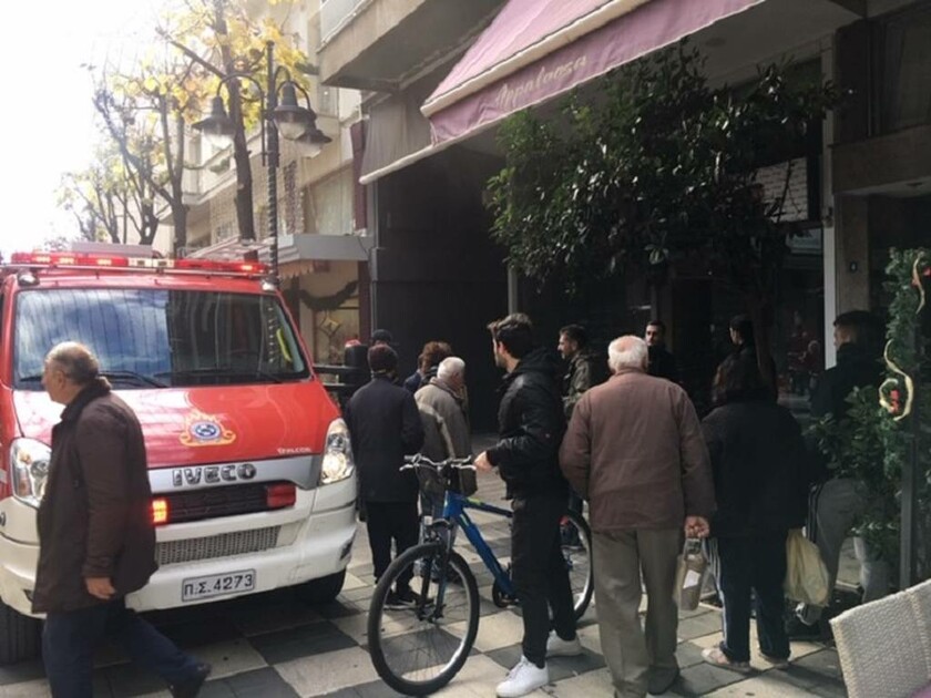 Συναγερμός στο Αγρίνιο: Φωτιά σε εμπορικό στον πεζόδρομο Χαριλάου Τρικούπη (pics+vid)