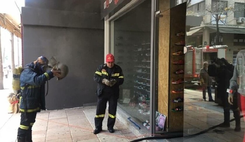 Συναγερμός στο Αγρίνιο: Φωτιά σε εμπορικό στον πεζόδρομο Χαριλάου Τρικούπη (pics+vid)
