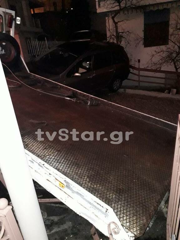 Λαμία: Απίστευτο ατύχημα- Αυτοκίνητο και φορτηγό κατέληξαν σε αυλή σπιτιού (pics)