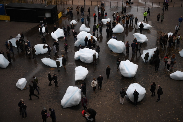 photo bomb london ice 1