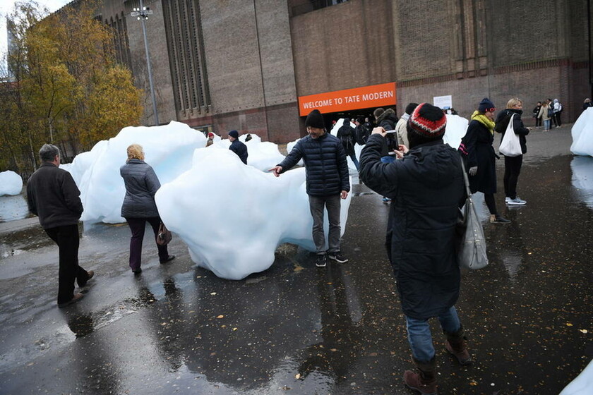 «Ice Watch»: Πάγοι απ' τη Γροιλανδία λιώνουν στο Λονδίνο (pics)