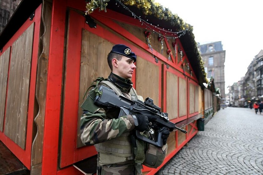 Επίθεση Στρασβούργο: Με το «δάχτυλο» στη σκανδάλη άνοιξε ξανά η χριστουγεννιάτικη αγορά (Vids)