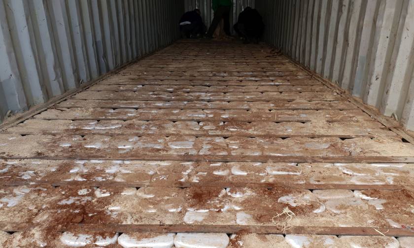 Εικόνες - σοκ: Δείτε πού έκρυβαν τα ναρκωτικά αξίας 100 εκατ. ευρώ στο φορτηγό πλοίο στην Κρήτη