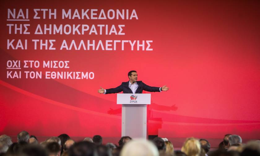 Ένταση στην ομιλία του Αλέξη Τσίπρα: Τραγούδησε «Μακεδονία ξακουστή» και τον έβγαλαν σηκωτό (vid)